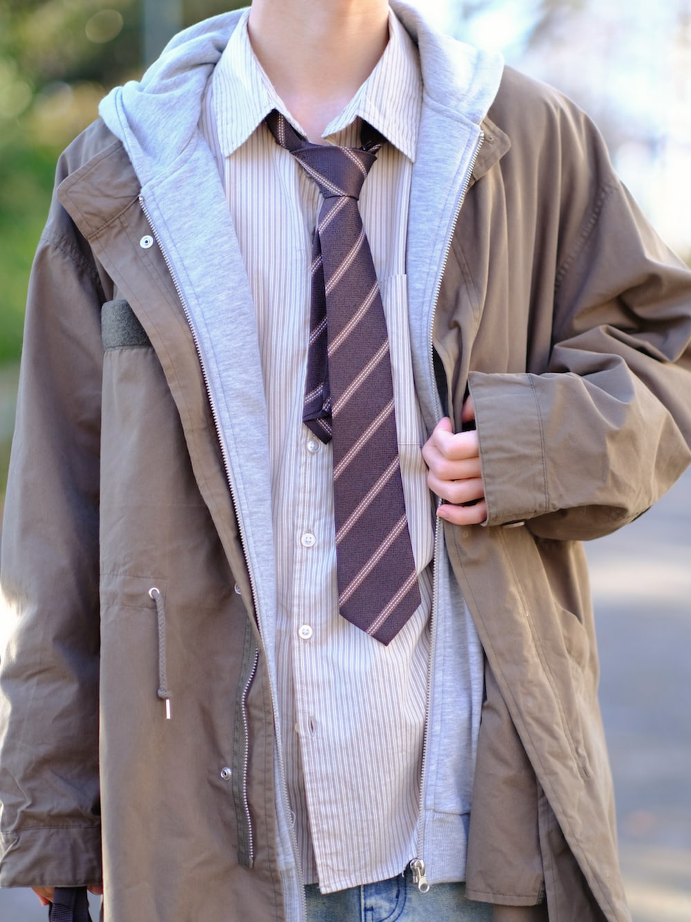 グリーン系のその他アウター、その他のネクタイ、ベージュ系のシャツ/ブラウスを着用したメンズの冬コーディネートの3枚目の写真