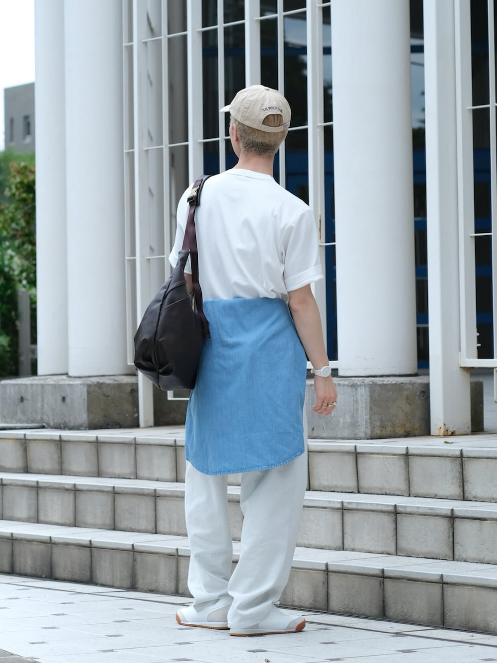 ホワイト系のTシャツ/カットソー、ホワイト系のデニムパンツ、ホワイト系のスニーカーを着用したメンズの夏コーディネートの5枚目の写真