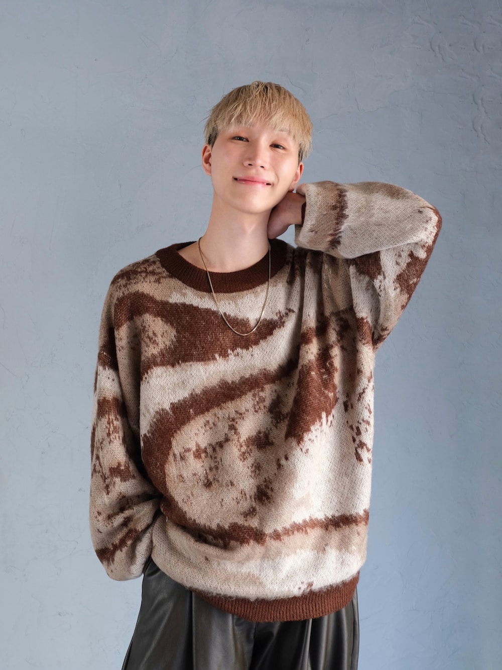 ブラウン系のニット/セーター、ブラウン系のその他パンツ、ブラウン系のローファーを着用したメンズの秋コーディネートの2枚目の写真