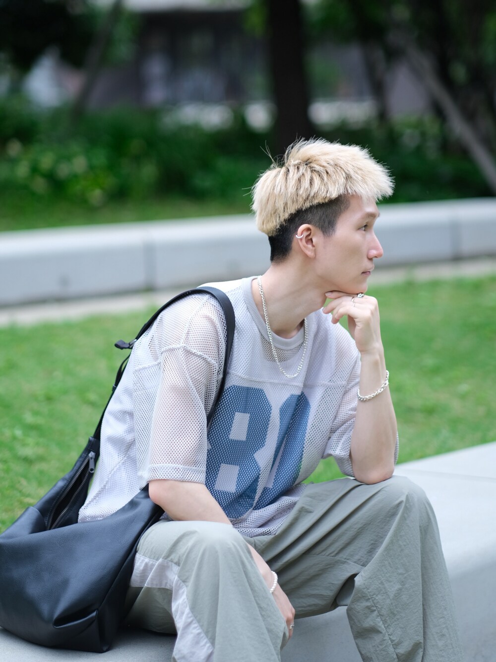 ベージュ系のその他パンツ、グレー系のTシャツ/カットソー、ホワイト系のタンクトップを着用したメンズの夏コーディネートの2枚目の写真