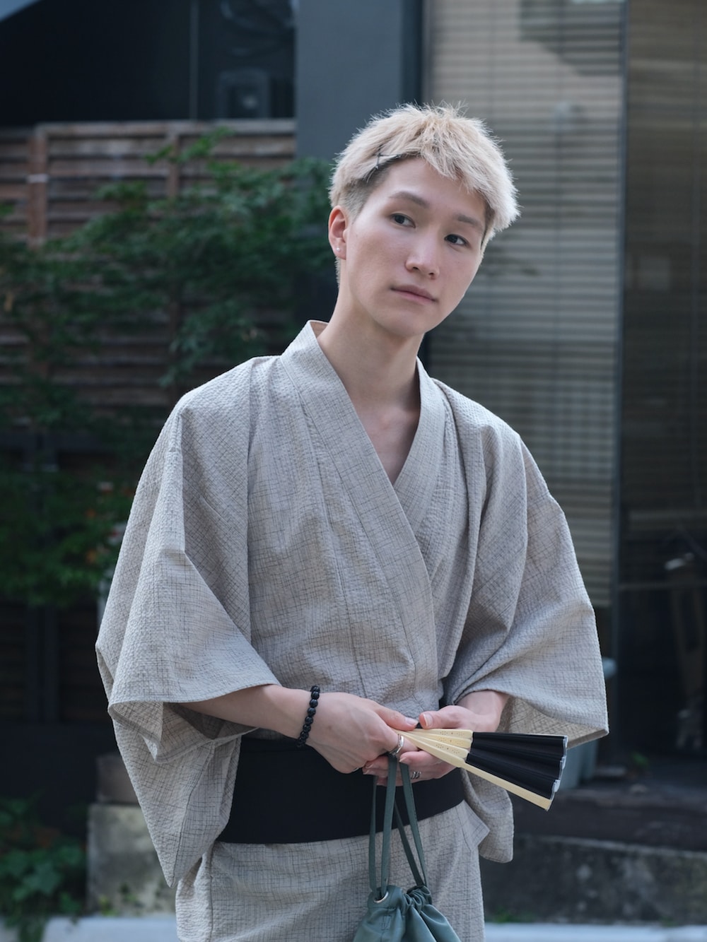 グリーン系のショルダーバッグ、ホワイト系の浴衣、ベージュ系のファンデーションを着用したメンズの夏コーディネートの2枚目の写真