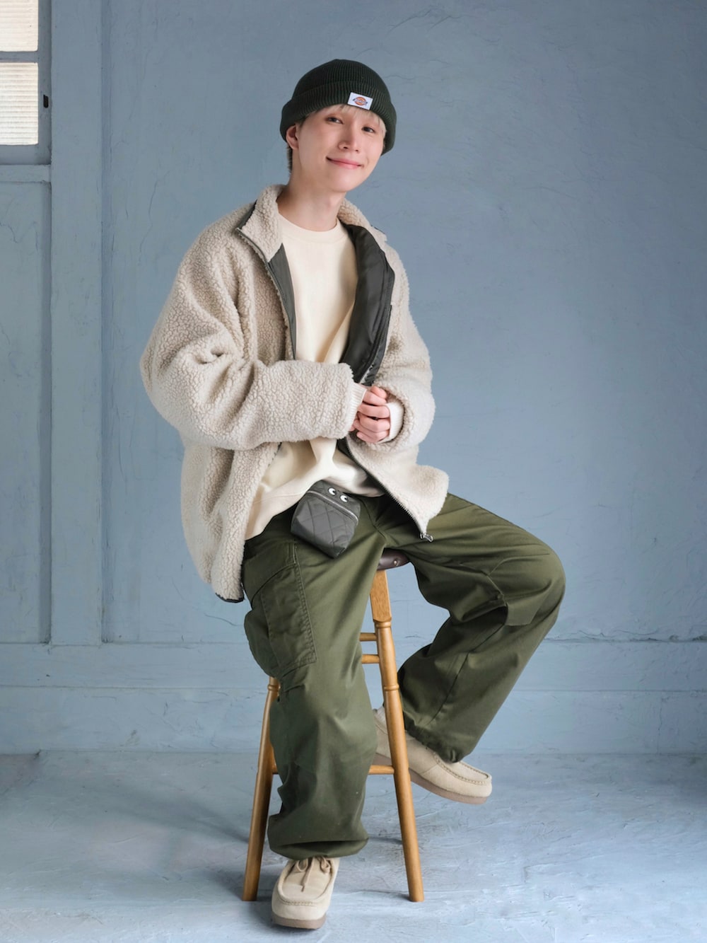 ベージュ系のブルゾン、ベージュ系のスウェット、グリーン系のトートバッグを着用したメンズの冬コーディネートの3枚目の写真