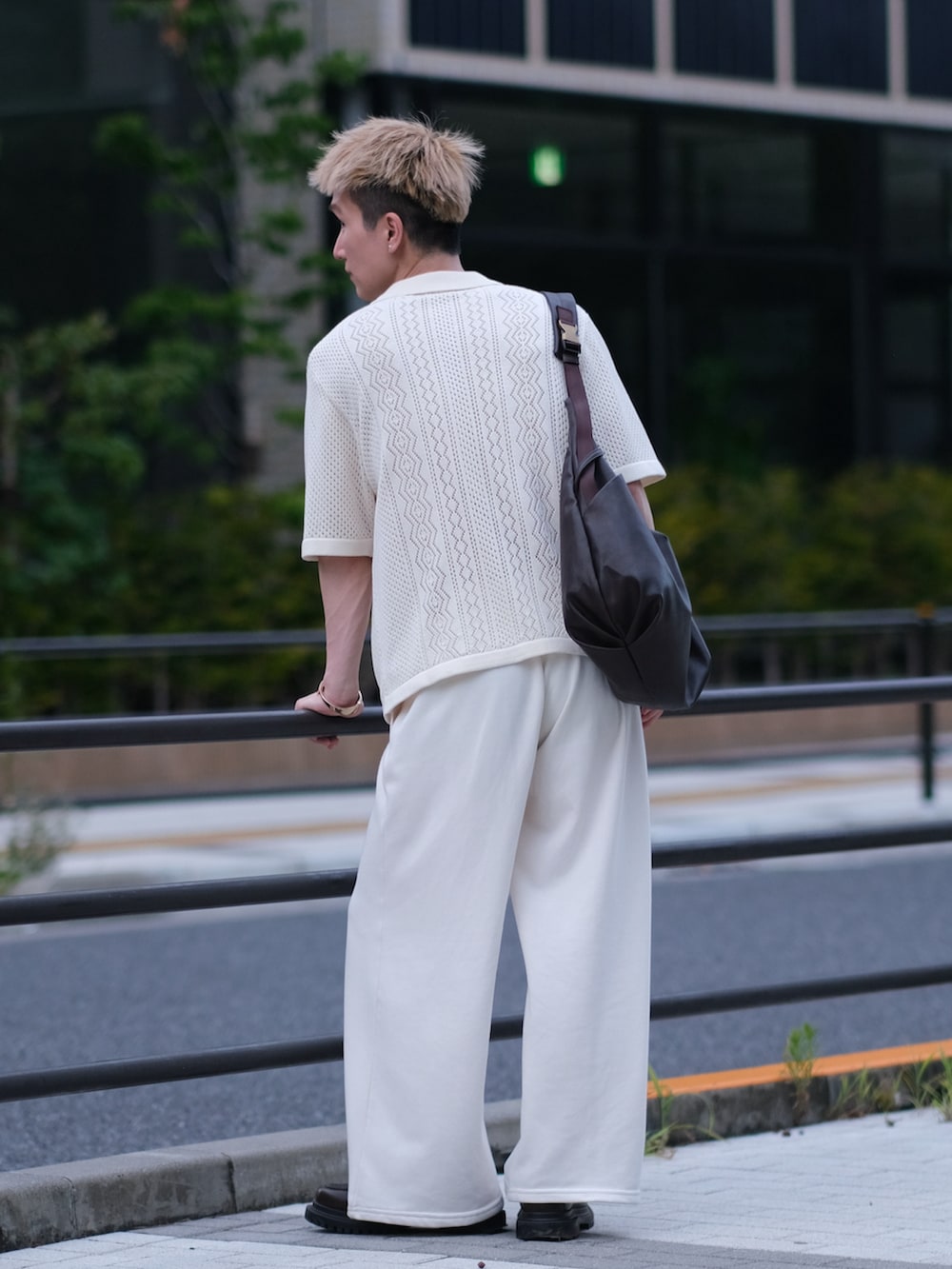 ホワイト系のシャツ/ブラウス、ホワイト系のスウェットパンツ、ブラウン系のショルダーバッグを着用したメンズの夏コーディネートの5枚目の写真