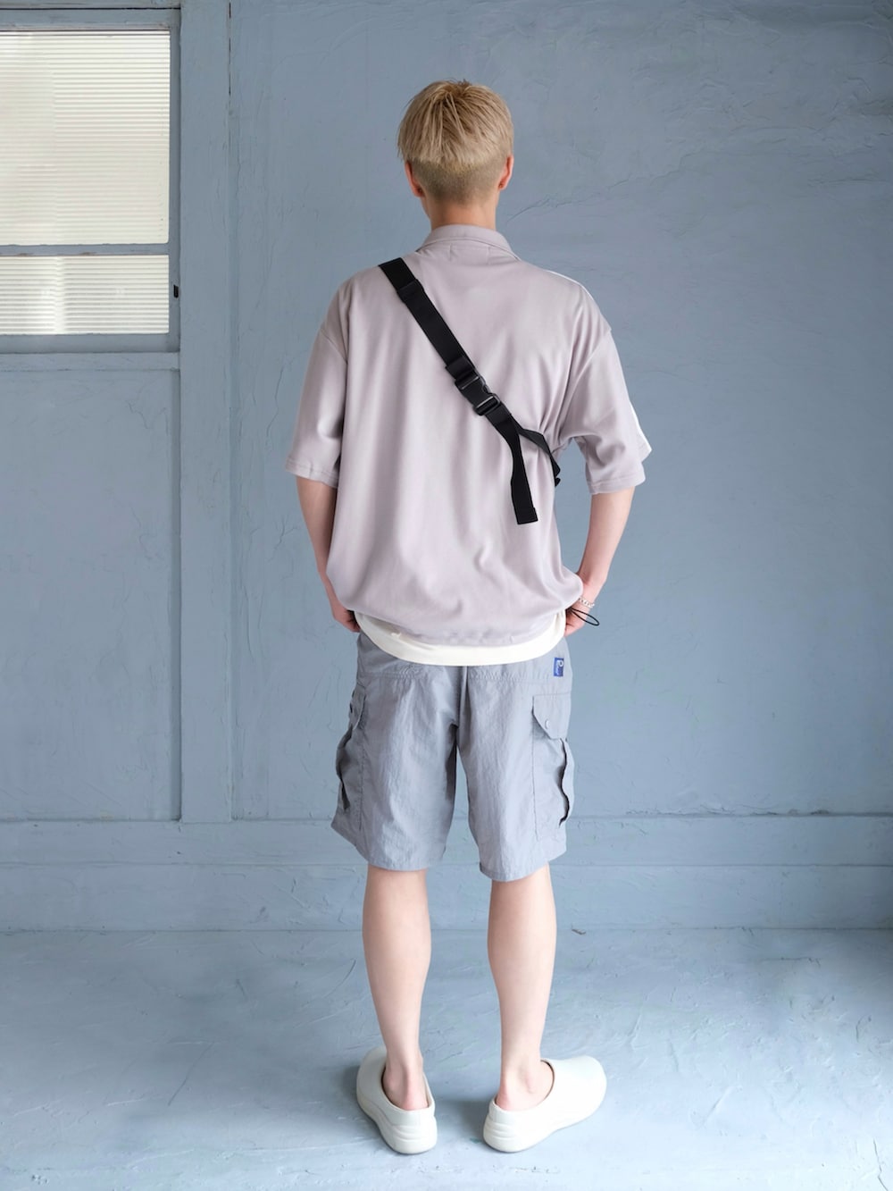 「フェススタイル、テーマパークコーデ、ポロシャツ、ハーフパンツ、ショートパンツ、サンダル、きれいめカジュアル、お出かけコーデ、レイヤードスタイル、韓国ファッション、ショルダーバッグ、休日スタイル、夏コーデ、ハーフジップ、ナイロンパンツ」｜「Confirmの24SS ナチュラルドレープ とろみポンチ ビッグシルエット ワンポイント刺繍 ドロストハーフジップ半袖Tシャツ カットソー ユニセックス【Confirm】（Tシャツ/カットソー、グレー系）」を使った、いったさん（骨格ナチュラル・メンズ・169cm）の夏コーディネートの3枚目の写真