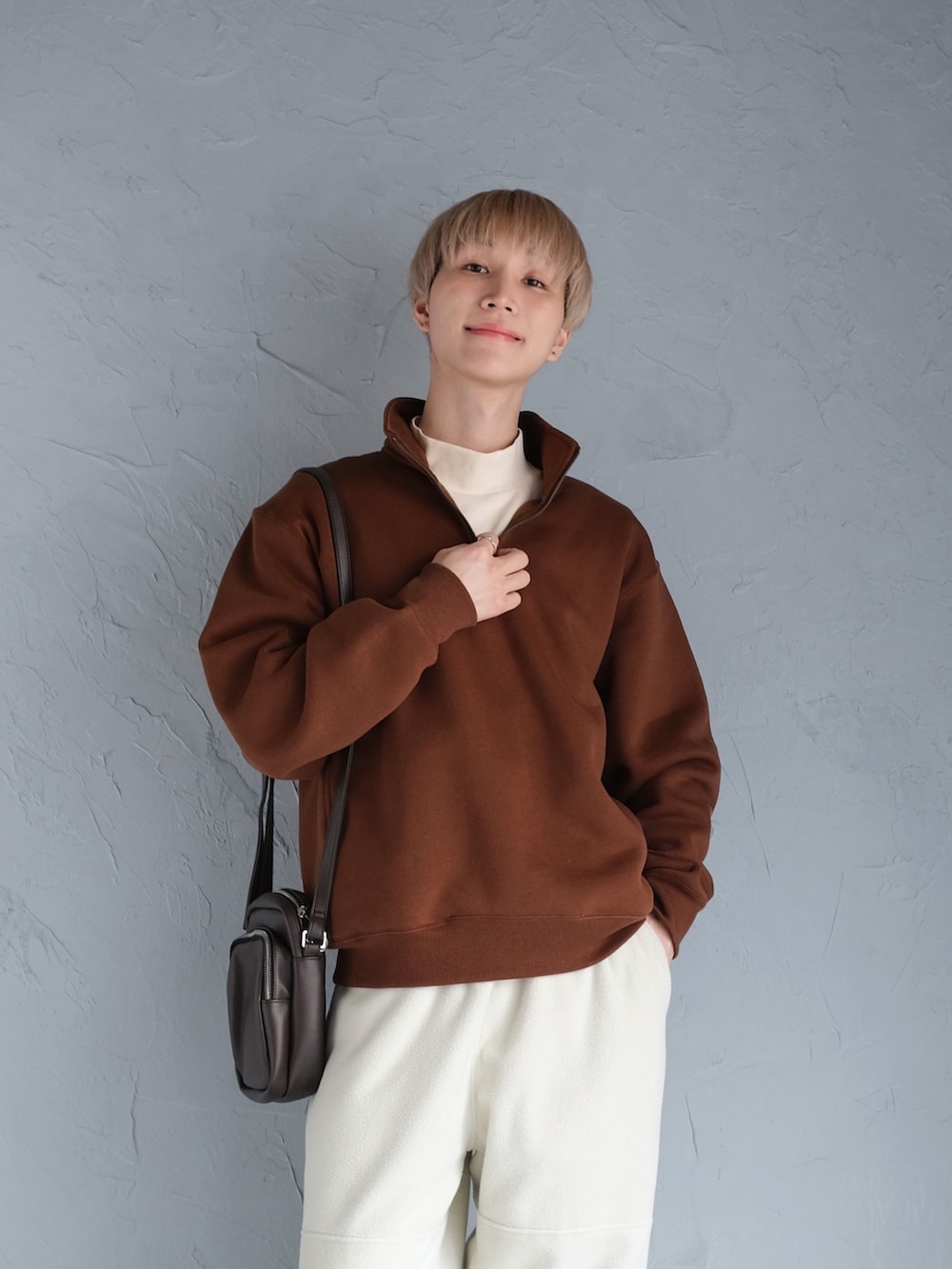 ブラウン系のローファー、ホワイト系のスウェットパンツ、ブラウン系のショルダーバッグを着用したメンズの秋コーディネートの2枚目の写真