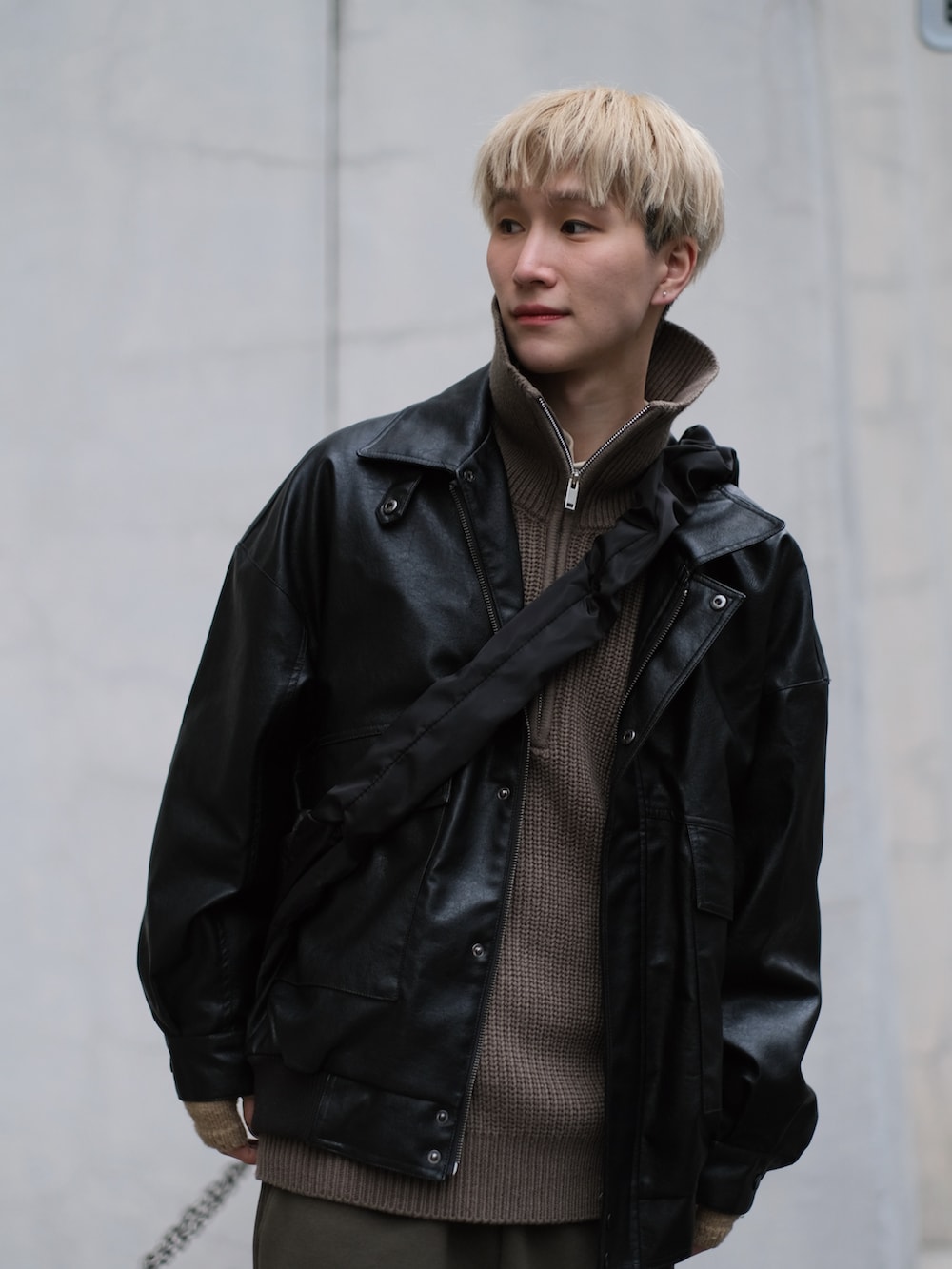 グリーン系のスウェットパンツ、ブラック系のブルゾン、ブラウン系のニット/セーターを着用したメンズの冬コーディネートの2枚目の写真