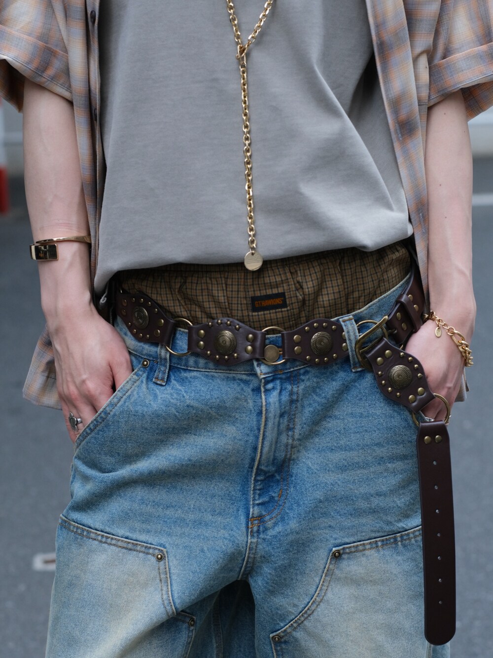 ブルー系のデニムパンツ、ベージュ系のブーツ、ベージュ系のシャツ/ブラウスを着用したメンズの夏コーディネートの5枚目の写真