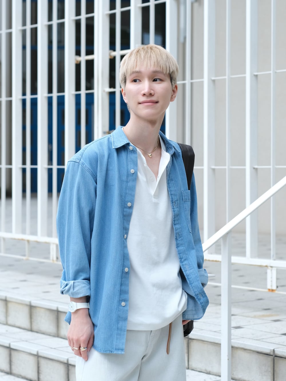 ホワイト系のサンダル、ホワイト系のTシャツ/カットソー、ブルー系のシャツ/ブラウスを着用したメンズの夏コーディネートの2枚目の写真