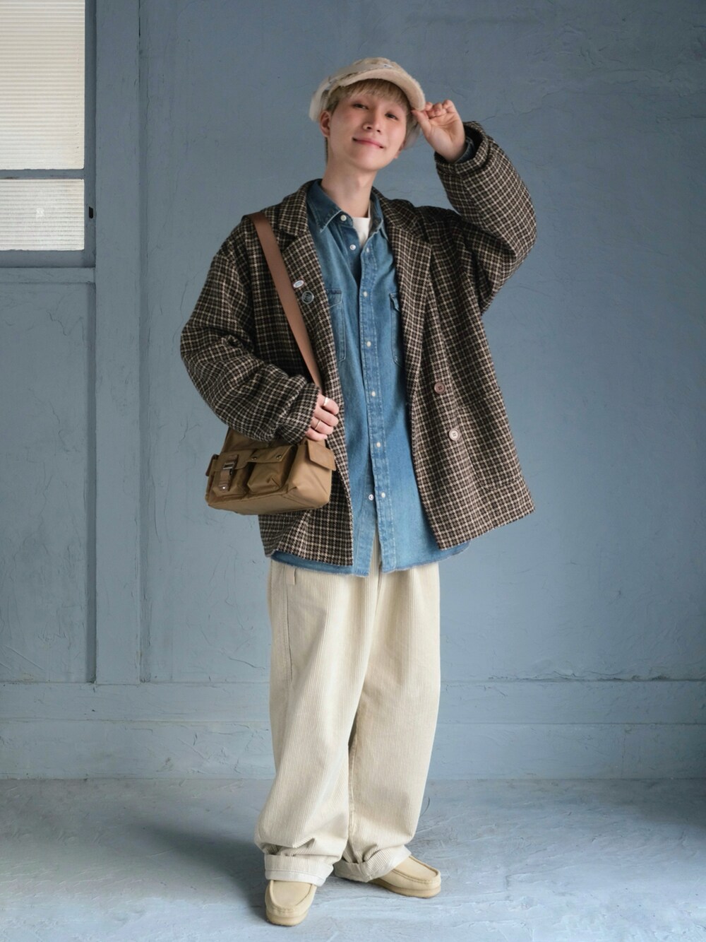 ブルー系のシャツ/ブラウス、ブラウン系のテーラードジャケット、ベージュ系のショルダーバッグを着用したメンズの秋コーディネートの5枚目の写真