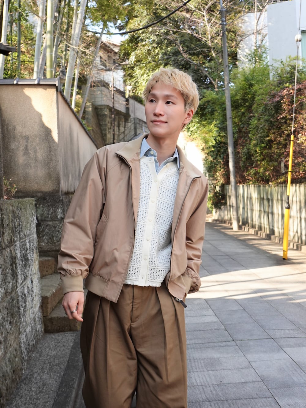 ホワイト系のカーディガン/ボレロ、ベージュ系のジャケット/アウター、ベージュ系のチノパンツを着用したメンズの冬コーディネートの3枚目の写真