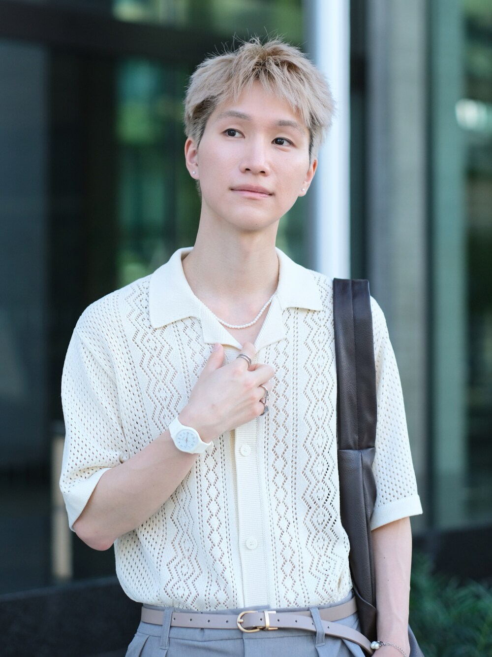 ベージュ系のその他パンツ、ホワイト系のシャツ/ブラウス、ブラウン系のショルダーバッグを着用したメンズの夏コーディネートの2枚目の写真
