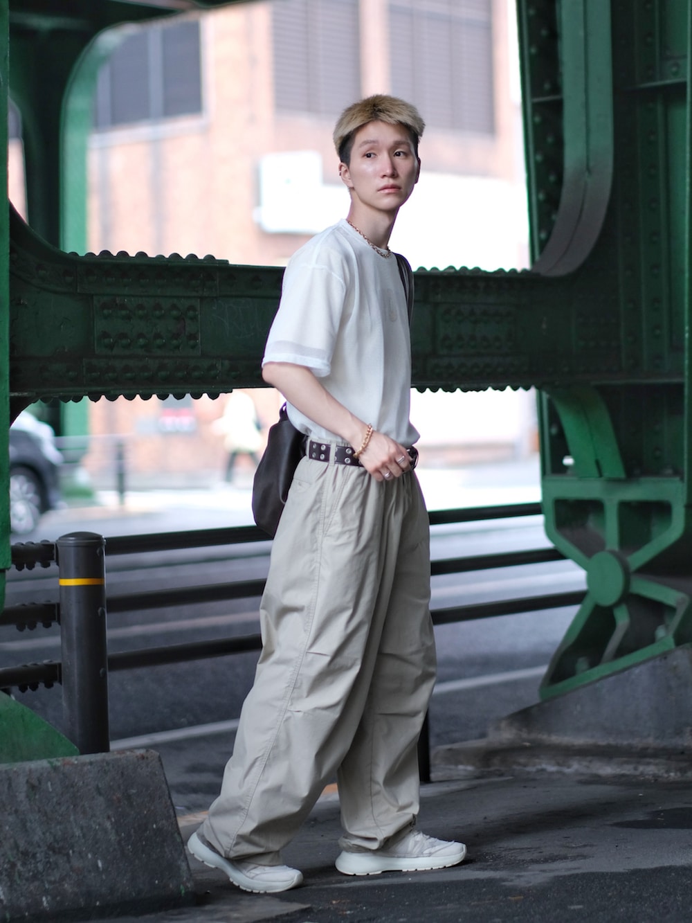 ホワイト系のTシャツ/カットソー、ホワイト系のTシャツ/カットソー、ホワイト系のその他パンツを着用したメンズの夏コーディネートの3枚目の写真