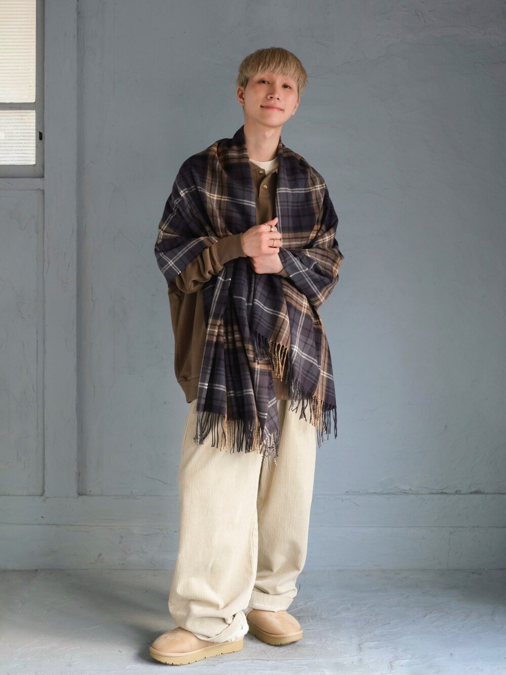 ベージュ系のその他パンツ、グリーン系のスウェット、ベージュ系のサンダルを着用したメンズの秋コーディネートの2枚目の写真