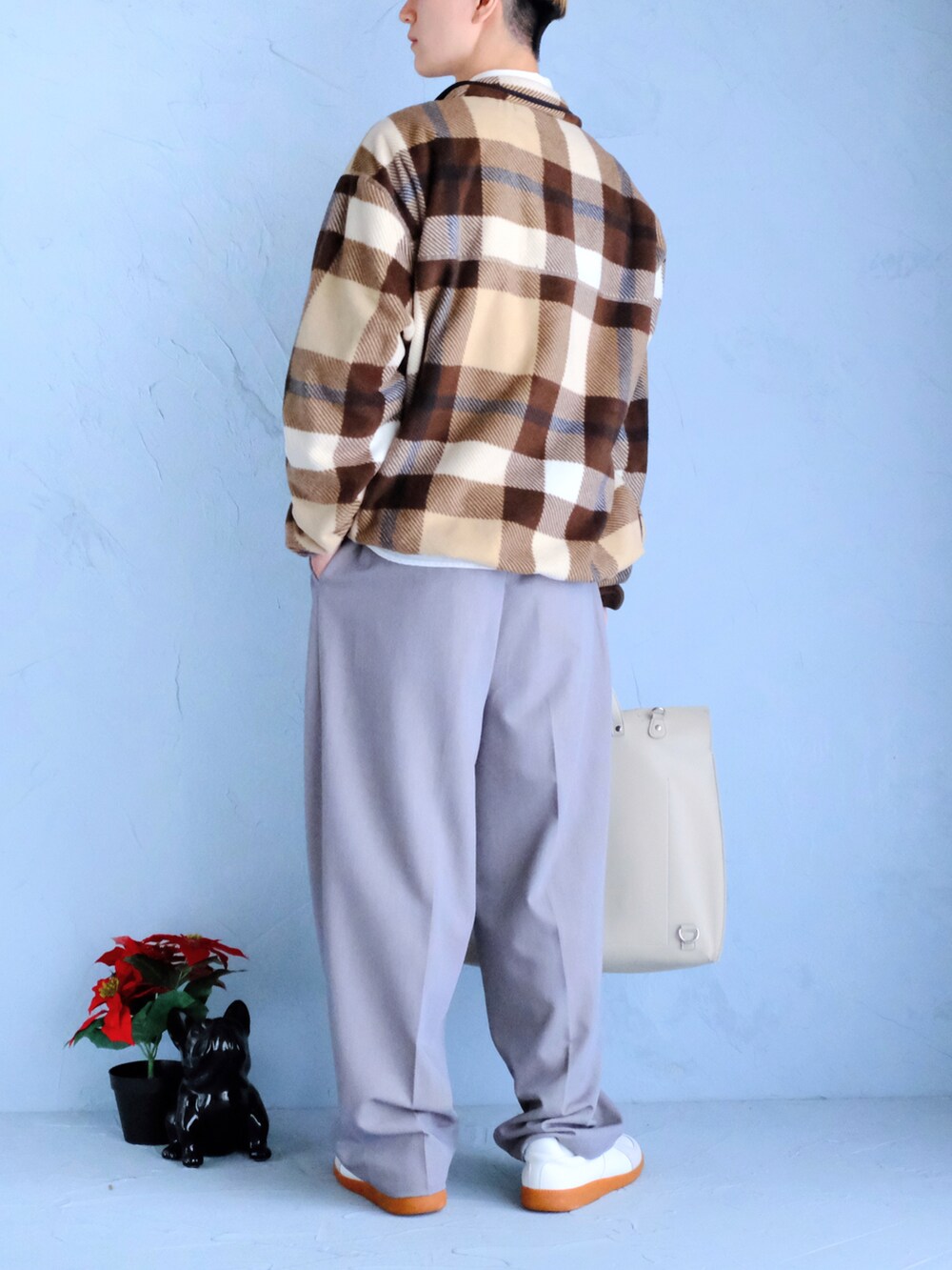 ホワイト系のスニーカー、ベージュ系のその他パンツ、その他のスウェットを着用したメンズの秋コーディネートの2枚目の写真