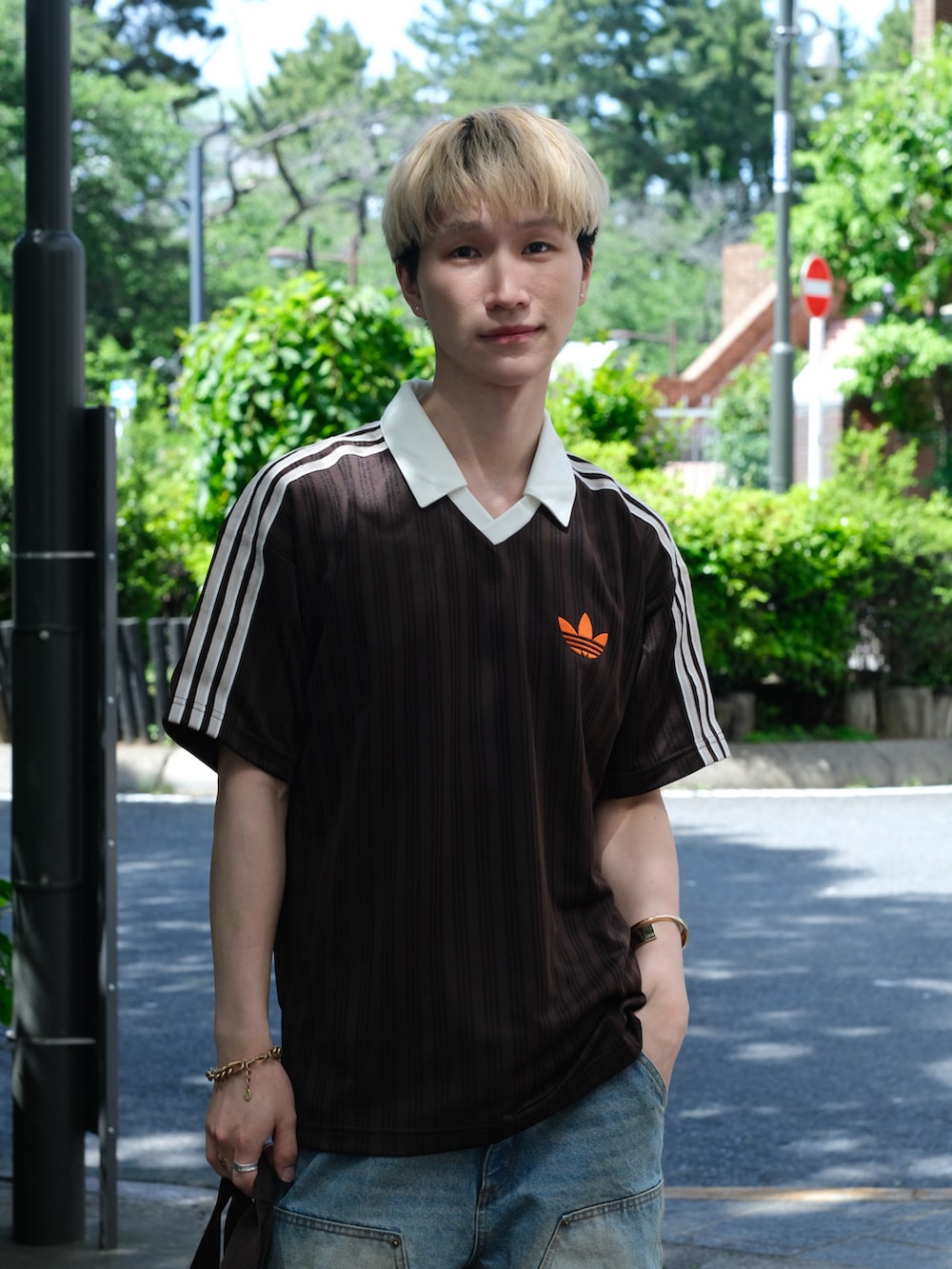 ブラウン系のTシャツ/カットソー、ブルー系のデニムパンツ、ブラウン系のシューズを着用したメンズの夏コーディネートの4枚目の写真