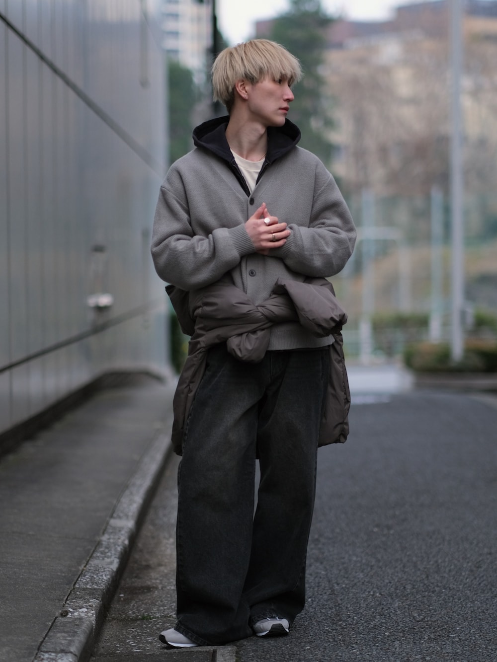 ブラウン系のダウンジャケット/コート、グレー系のカーディガン/ボレロ、ブラウン系のパーカーを着用したメンズの冬コーディネートの2枚目の写真