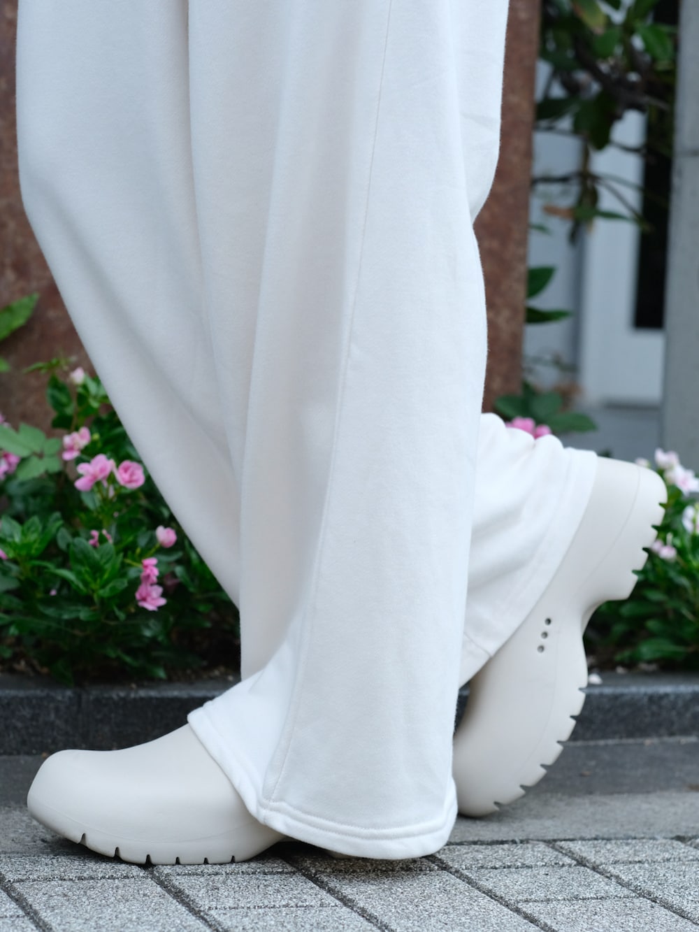 ブルー系のTシャツ/カットソー、ホワイト系のスウェットパンツ、ホワイト系のショルダーバッグを着用したメンズの夏コーディネートの4枚目の写真