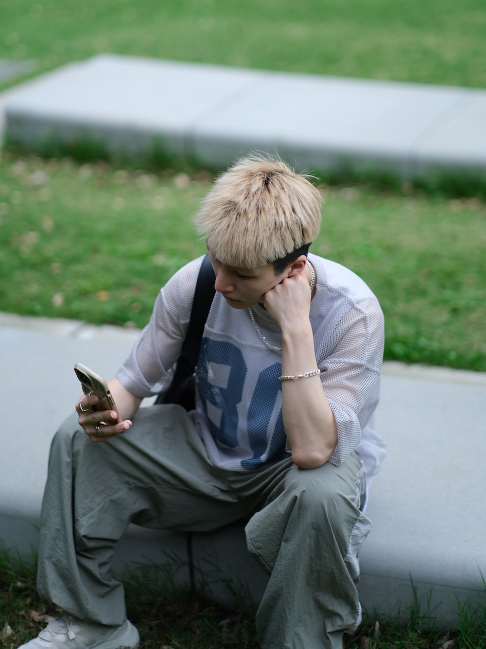 ベージュ系のその他パンツ、グレー系のTシャツ/カットソー、ホワイト系のタンクトップを着用したメンズの夏コーディネートの3枚目の写真