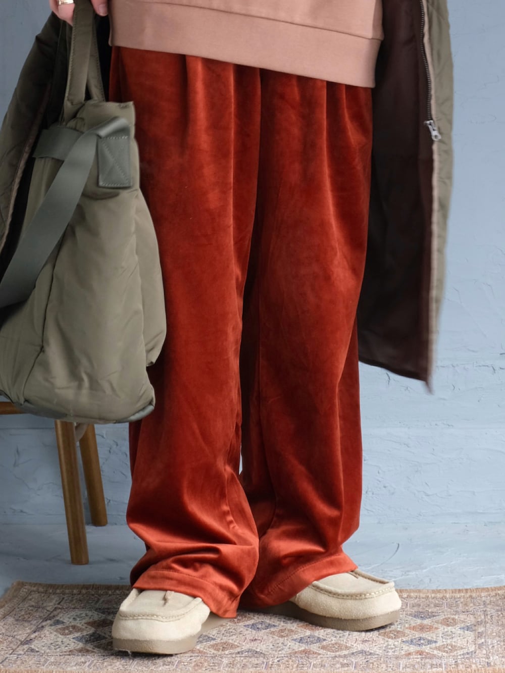 ベージュ系のスウェット、レッド系のその他パンツ、ベージュ系のモカシン/デッキシューズを着用したメンズの秋コーディネートの3枚目の写真