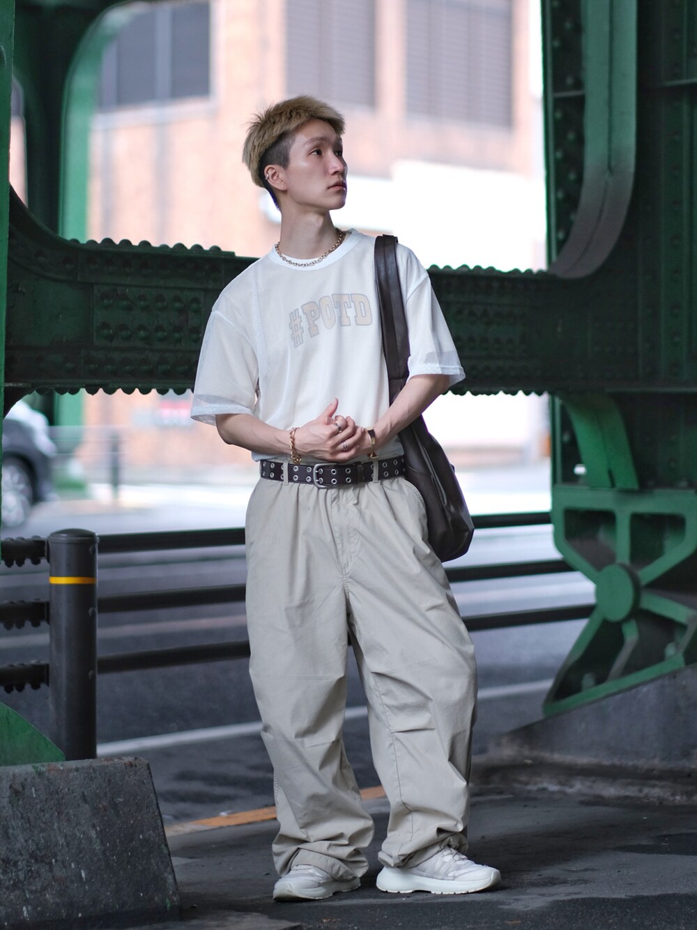 ホワイト系のTシャツ/カットソー、ホワイト系のTシャツ/カットソー、ホワイト系のその他パンツを着用したメンズの夏コーディネートの5枚目の写真