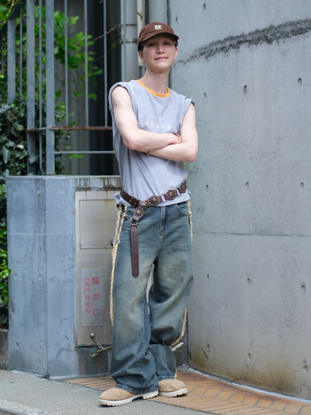 その他のデニムパンツ、ブルー系のTシャツ/カットソー、ベージュ系のブーツを着用したメンズの春コーディネートの2枚目の写真