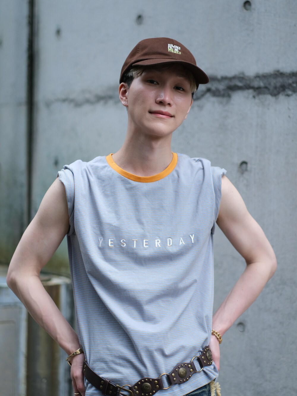 その他のデニムパンツ、ブルー系のTシャツ/カットソー、ベージュ系のブーツを着用したメンズの春コーディネートの3枚目の写真