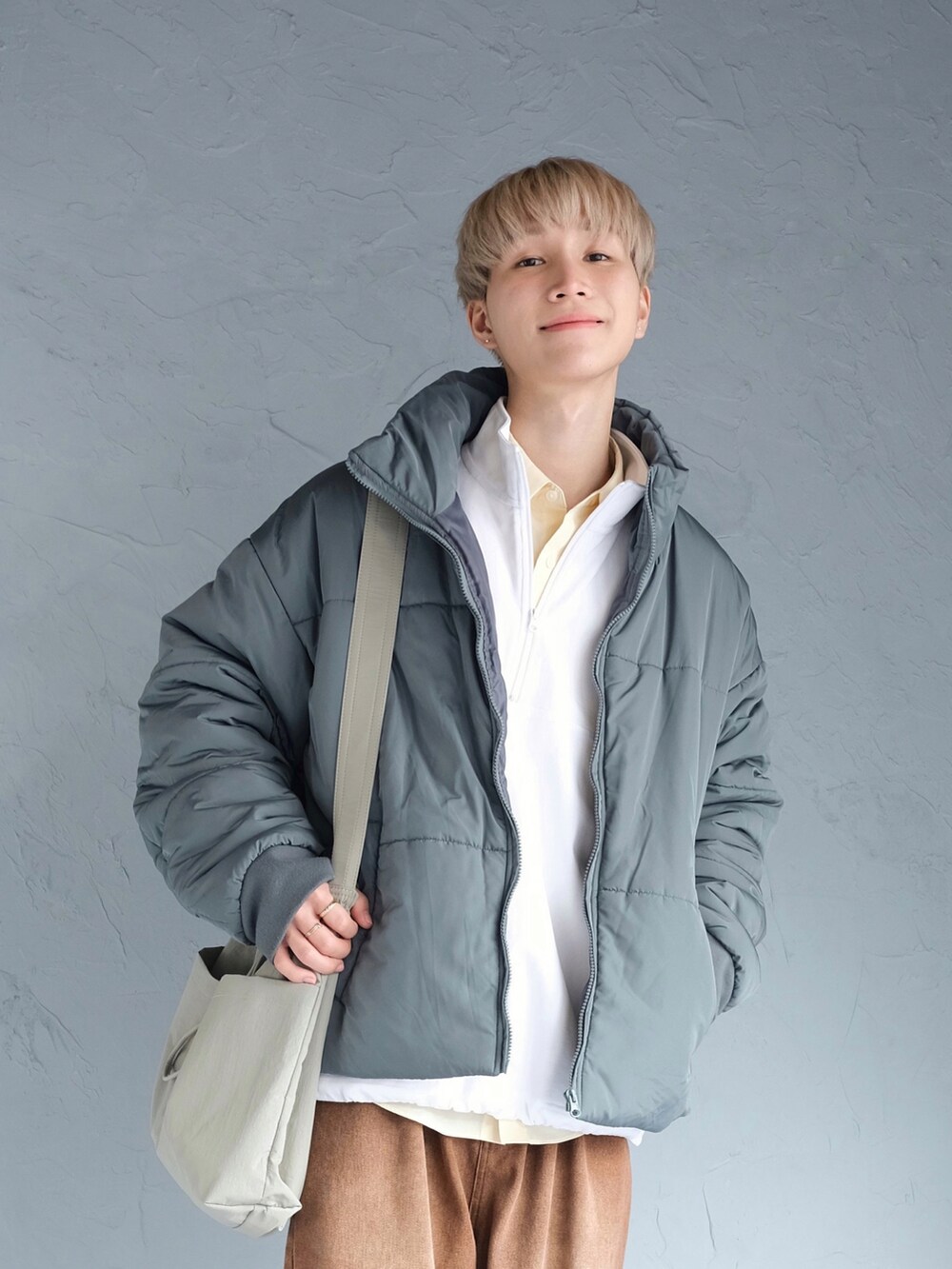 ブラウン系のデニムパンツ、ホワイト系のTシャツ/カットソー、イエロー系のシャツ/ブラウスを着用したメンズの冬コーディネートの2枚目の写真