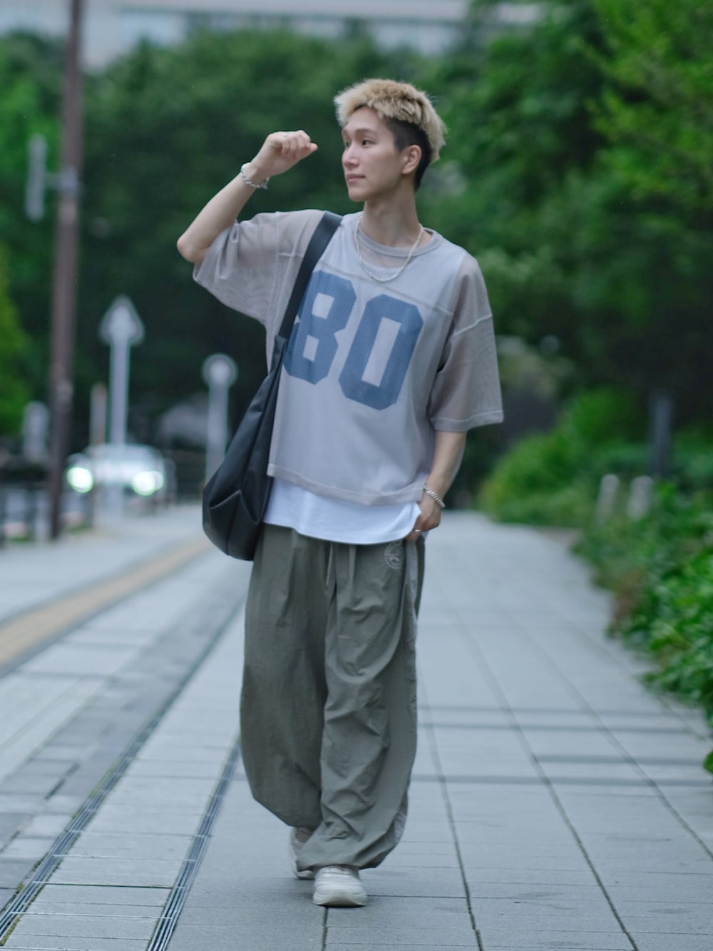 ベージュ系のその他パンツ、グレー系のTシャツ/カットソー、ホワイト系のタンクトップを着用したメンズの夏コーディネートの4枚目の写真