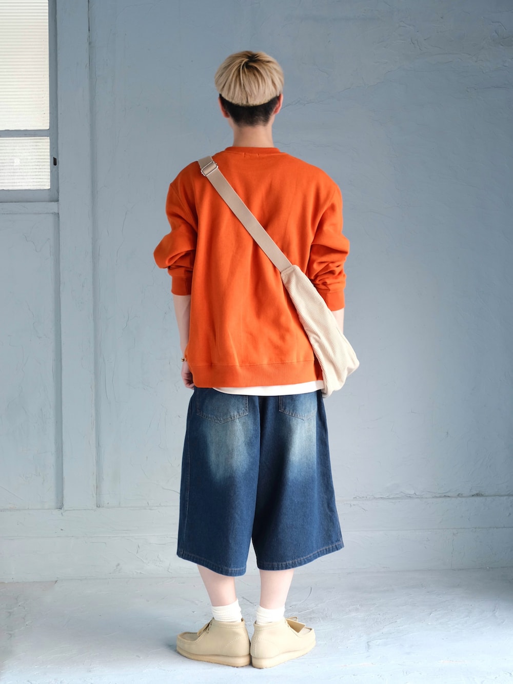 「アウトドアスタイル、秋コーデ、パステルカラー、ブーツ、レイヤードスタイル、スウェット、ハーフパンツ、デニム、お出かけコーデ、休日スタイル、スポーツミックス、プチプラ、古着MIX、ワイドパンツ、デートコーデ」｜「ClarksのCLARKS クラークス W Wallabee Boot. ワラビーブーツ 26155520 Maple Suede（ブーツ、ベージュ系）」を使った、いったさん（骨格ナチュラル・メンズ・169cm）の秋コーディネートの3枚目の写真