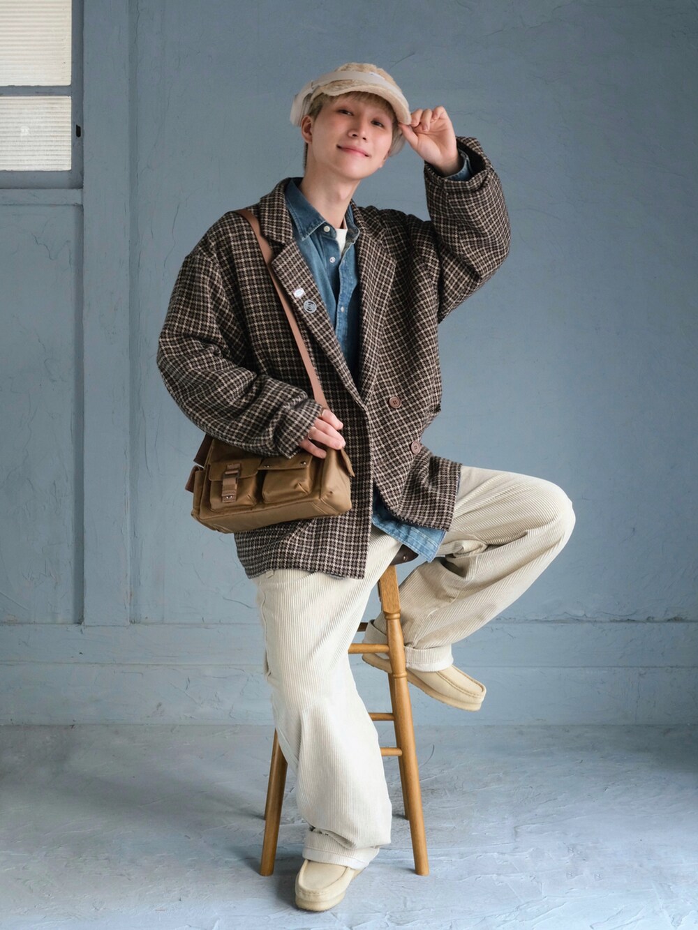 ブルー系のシャツ/ブラウス、ブラウン系のテーラードジャケット、ベージュ系のショルダーバッグを着用したメンズの秋コーディネートの2枚目の写真