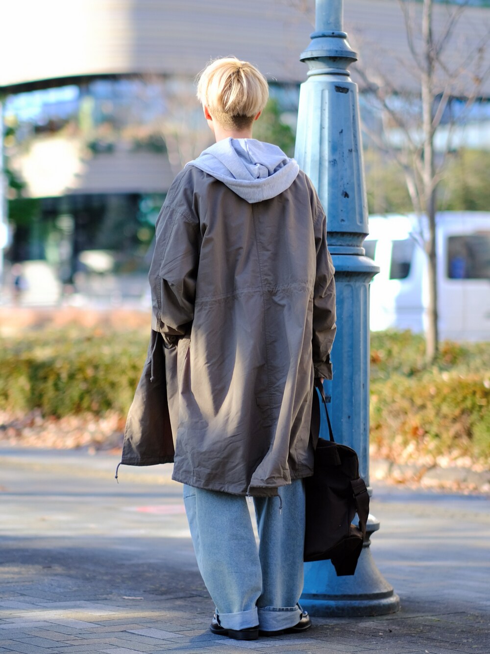 グリーン系のその他アウター、その他のネクタイ、ベージュ系のシャツ/ブラウスを着用したメンズの冬コーディネートの4枚目の写真