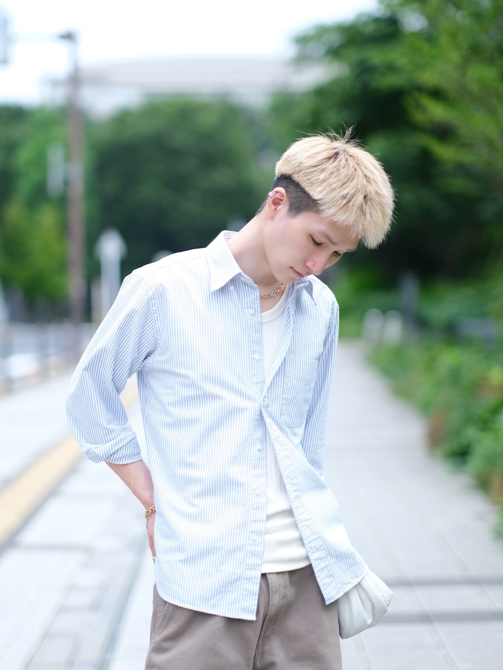 ホワイト系のサンダル、グリーン系のシャツ/ブラウス、ブラウン系のデニムパンツを着用したメンズの夏コーディネートの2枚目の写真