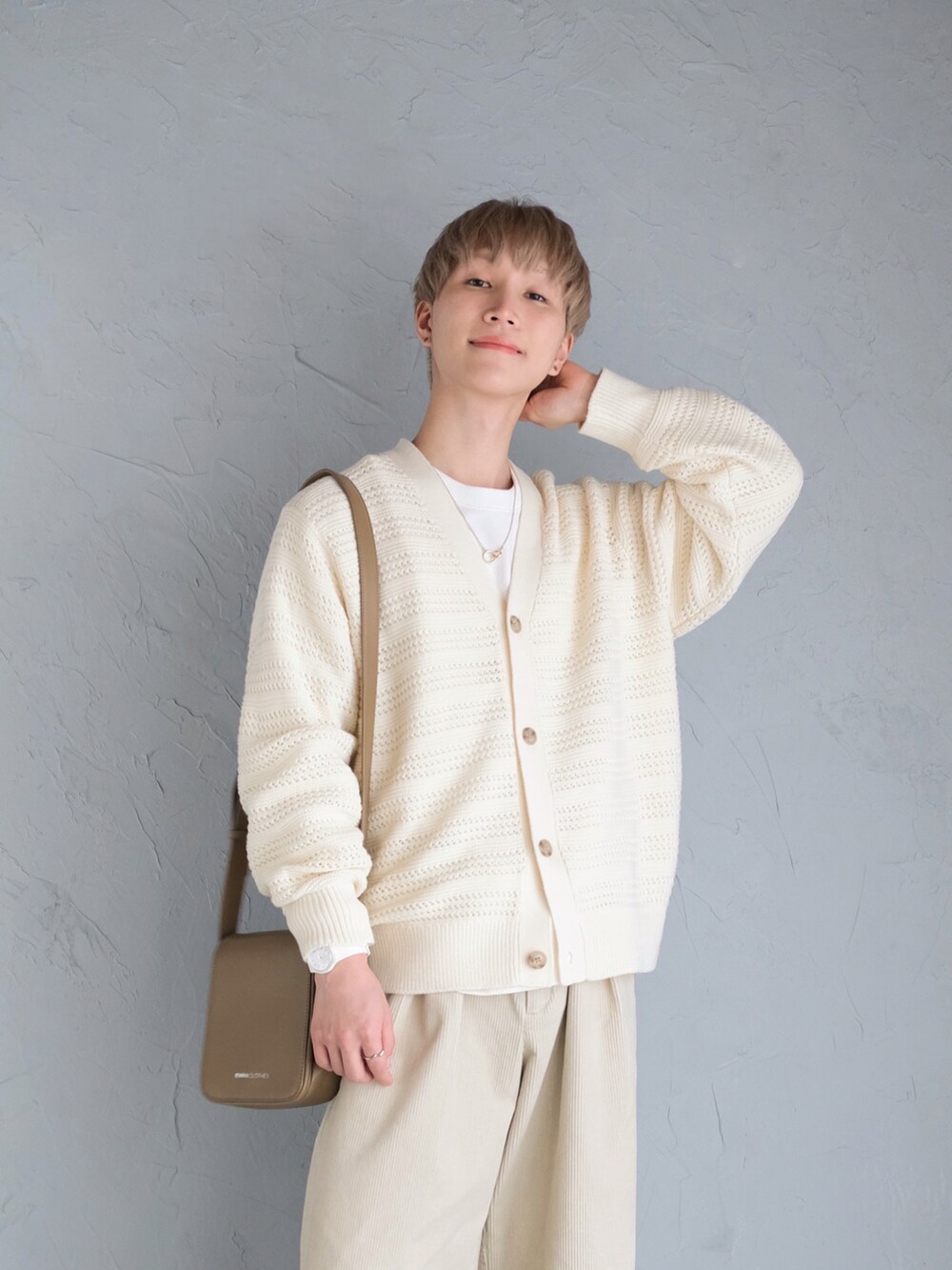 ホワイト系のその他パンツ、ベージュ系のショルダーバッグ、ホワイト系のカーディガン/ボレロを着用したメンズの秋コーディネートの2枚目の写真