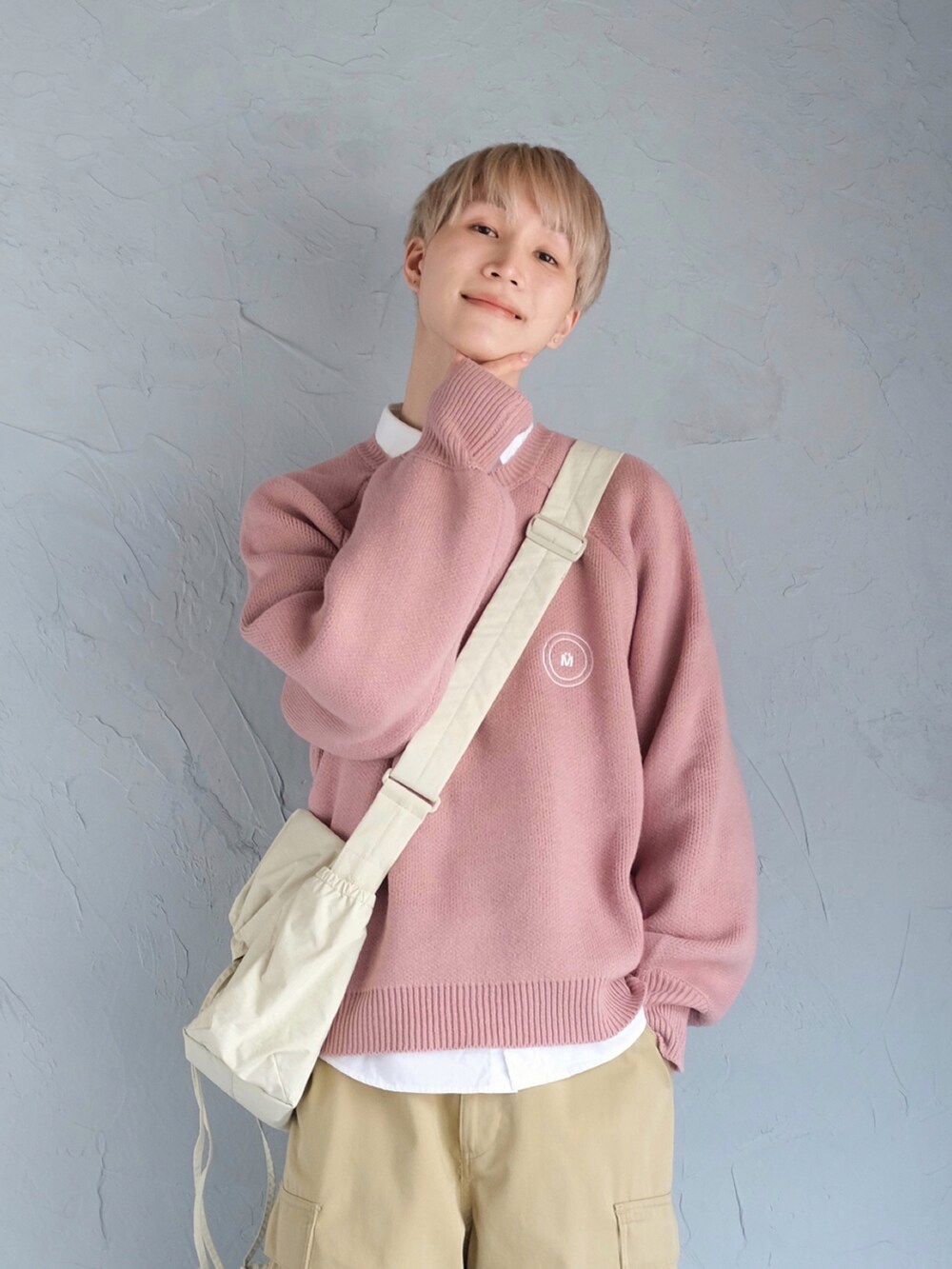 ブラウン系のローファー、ピンク系のニット/セーター、その他のアイシャドウを着用したメンズの冬コーディネートの2枚目の写真