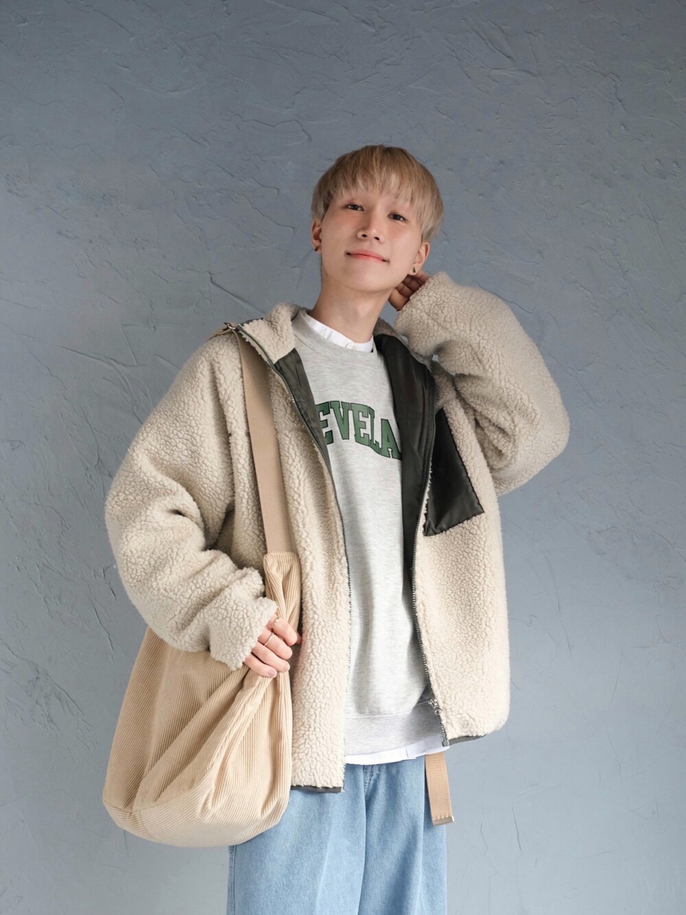 その他のスウェット、ベージュ系のショルダーバッグ、ベージュ系のブルゾンを着用したメンズの冬コーディネートの2枚目の写真