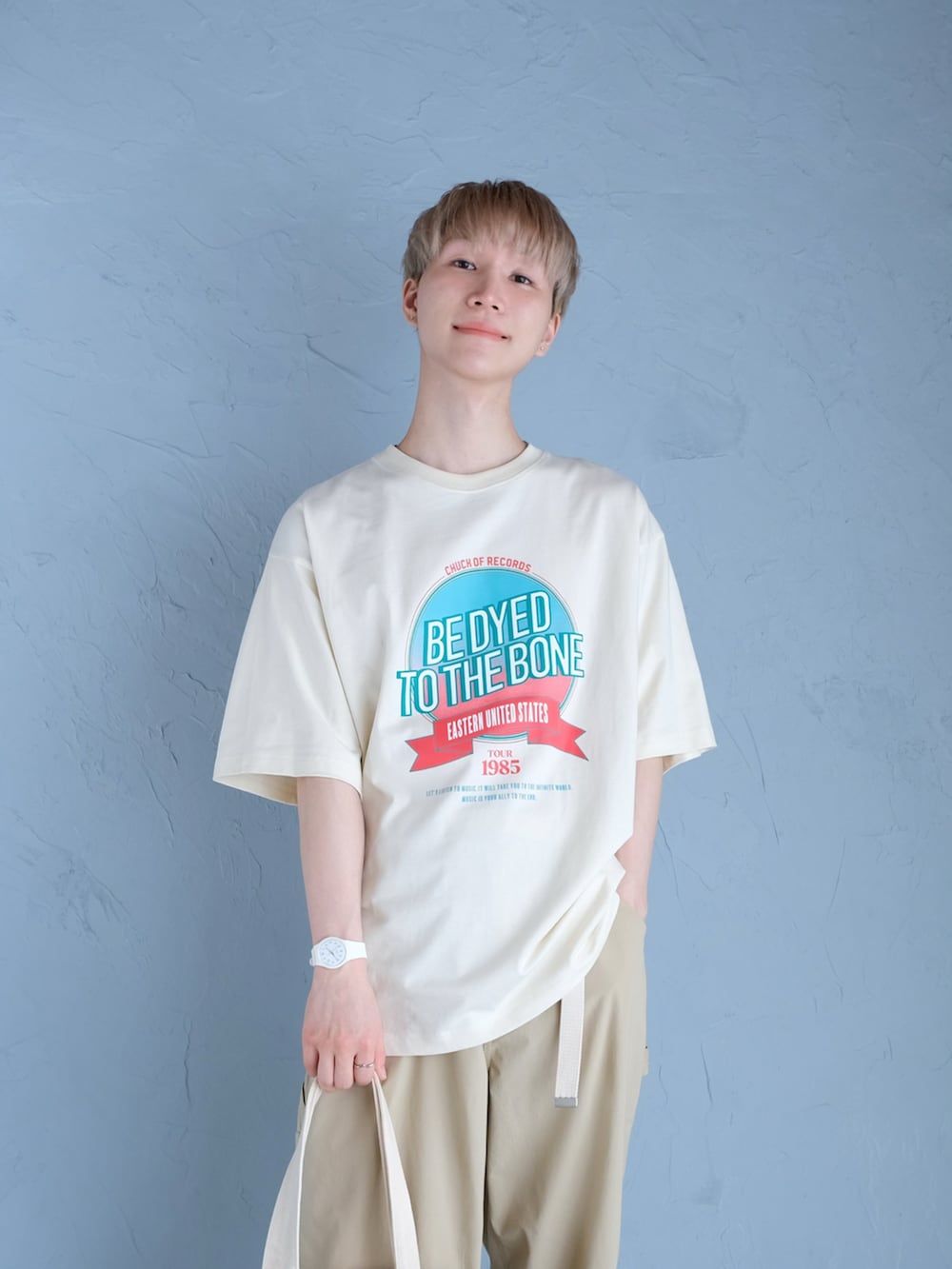 ホワイト系のサンダル、ベージュ系のトートバッグ、ベージュ系のTシャツ/カットソーを着用したメンズの夏コーディネートの2枚目の写真