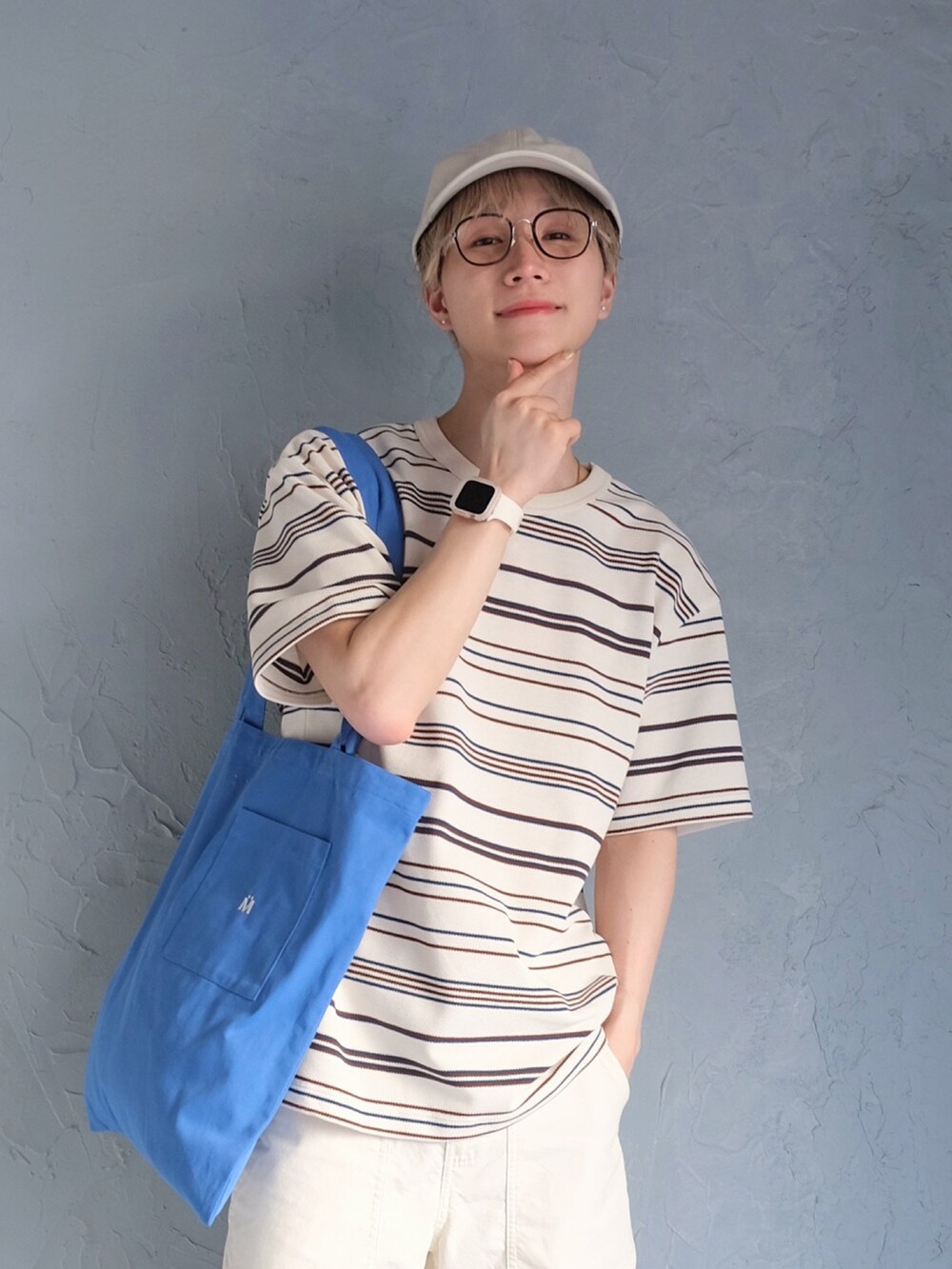 ブルー系のトートバッグ、その他のTシャツ/カットソー、その他のデジタル腕時計を着用したメンズの春コーディネートの2枚目の写真