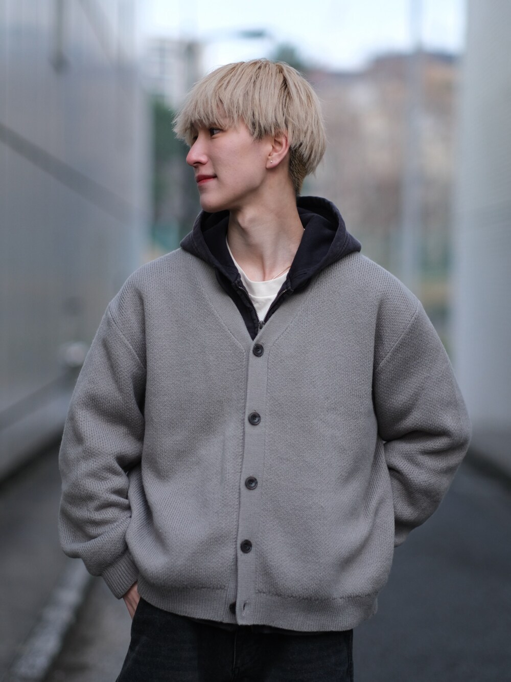 ブラウン系のダウンジャケット/コート、グレー系のカーディガン/ボレロ、ブラウン系のパーカーを着用したメンズの冬コーディネートの4枚目の写真