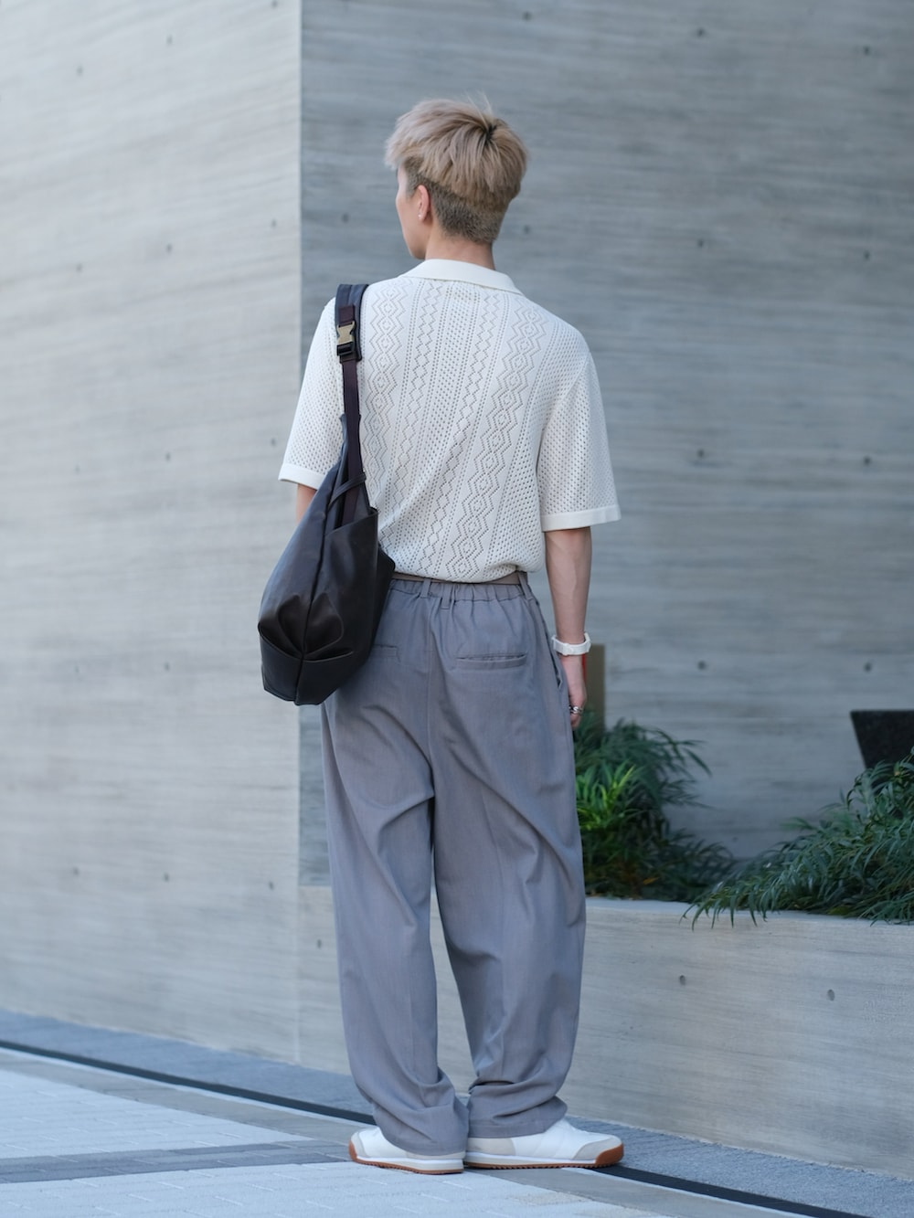 ベージュ系のその他パンツ、ホワイト系のシャツ/ブラウス、ブラウン系のショルダーバッグを着用したメンズの夏コーディネートの4枚目の写真