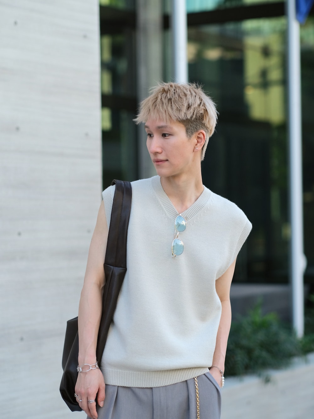 ベージュ系のその他パンツ、ホワイト系のサンダル、ベージュ系のベストを着用したメンズの夏コーディネートの2枚目の写真