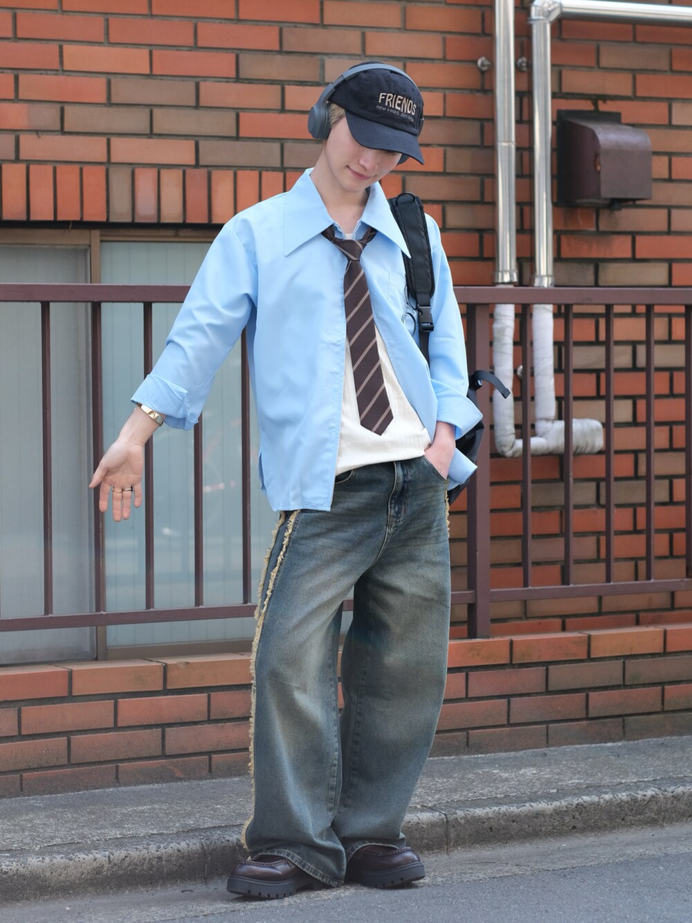 その他のデニムパンツ、ブルー系のシャツ/ブラウス、ブラウン系のローファーを着用したメンズの春コーディネートの5枚目の写真