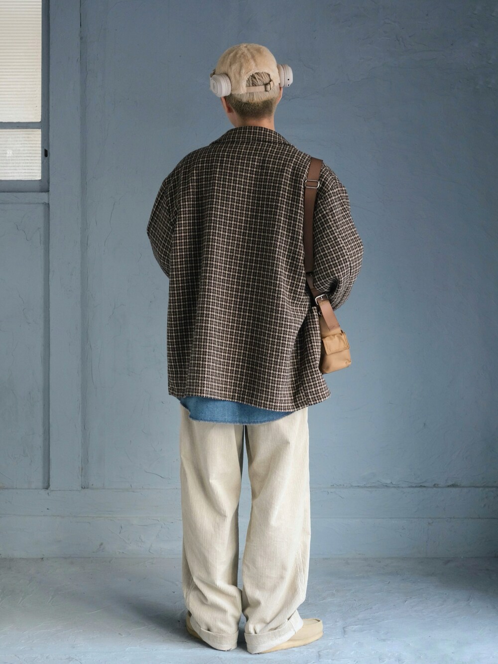 ブルー系のシャツ/ブラウス、ブラウン系のテーラードジャケット、ベージュ系のショルダーバッグを着用したメンズの秋コーディネートの3枚目の写真