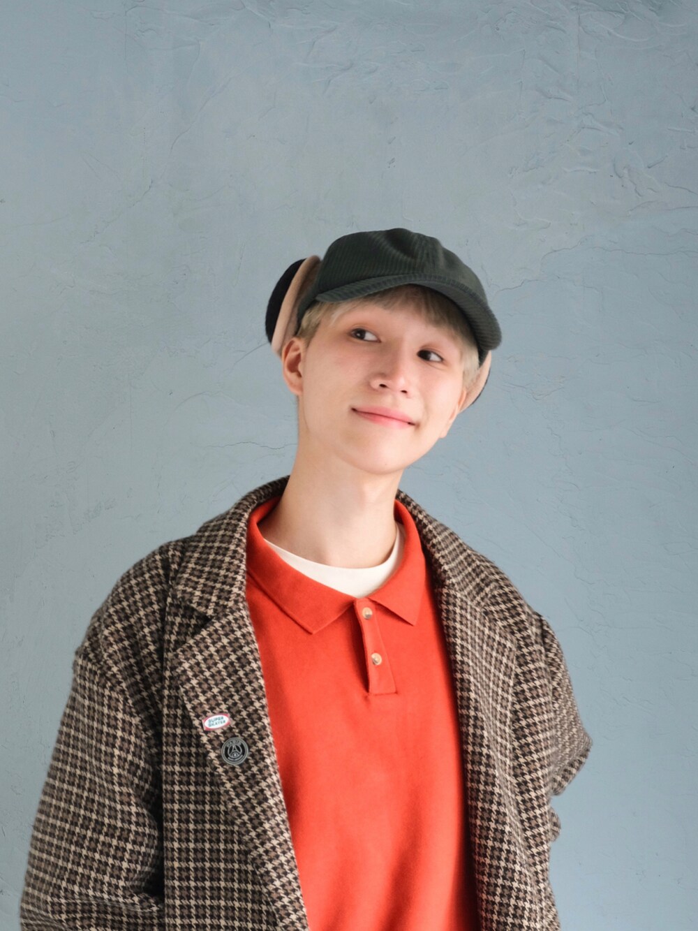 グリーン系のカーゴパンツ、ベージュ系のブーツ、ブラウン系のトートバッグを着用したメンズの秋コーディネートの3枚目の写真