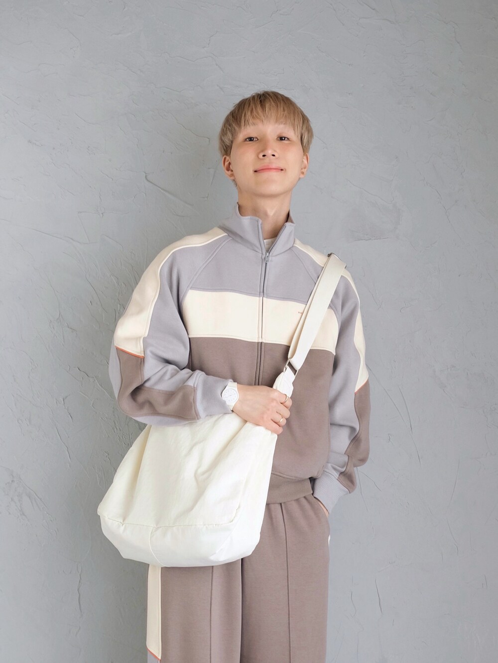 ブルー系のジャケット/アウター、ピンク系のアイシャドウ、ブラウン系のハイライト/シェーディングを着用したメンズの冬コーディネートの2枚目の写真