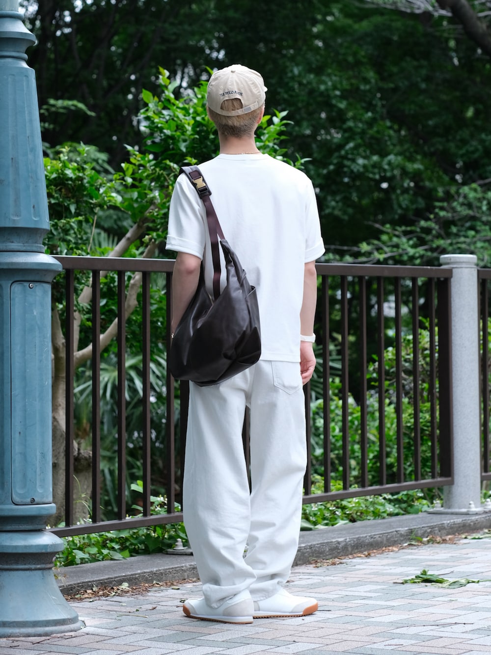 「スカーフ、スニーカー、白パンツ、白Tシャツ、Tシャツ、ワイドパンツ、キャップ、ショルダーバッグ、シンプルコーデ、デートコーデ、淡色コーデ、モノトーン、デニム、プチプラ、古着MIX」|「SPINNSの【13種類】総柄スカーフ(バンダナ/スカーフ、その他)」を使った、いったさん(骨格ナチュラル・メンズ・169cm)の夏コーディネートの5枚目の写真