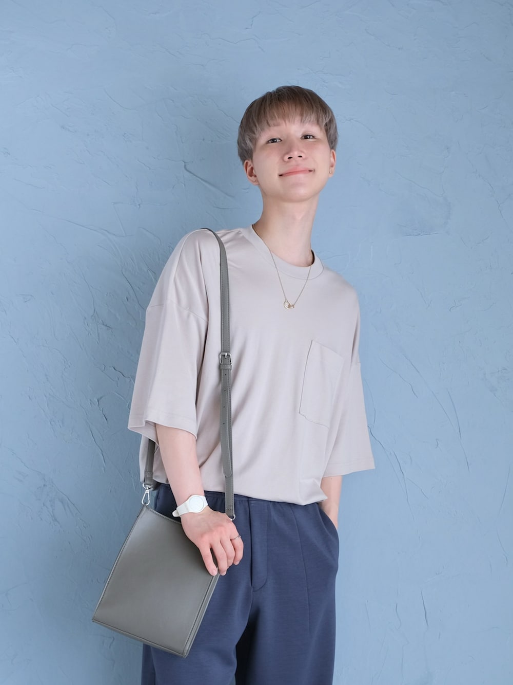 ホワイト系のサンダル、ブルー系のパンツ、ベージュ系のTシャツ/カットソーを着用したメンズの夏コーディネートの2枚目の写真