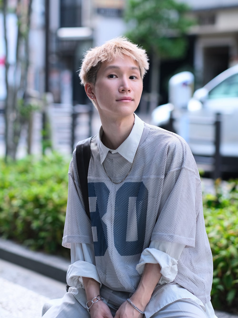 グレー系のTシャツ/カットソー、ホワイト系のスニーカー、ホワイト系のシャツ/ブラウスを着用したメンズの夏コーディネートの2枚目の写真