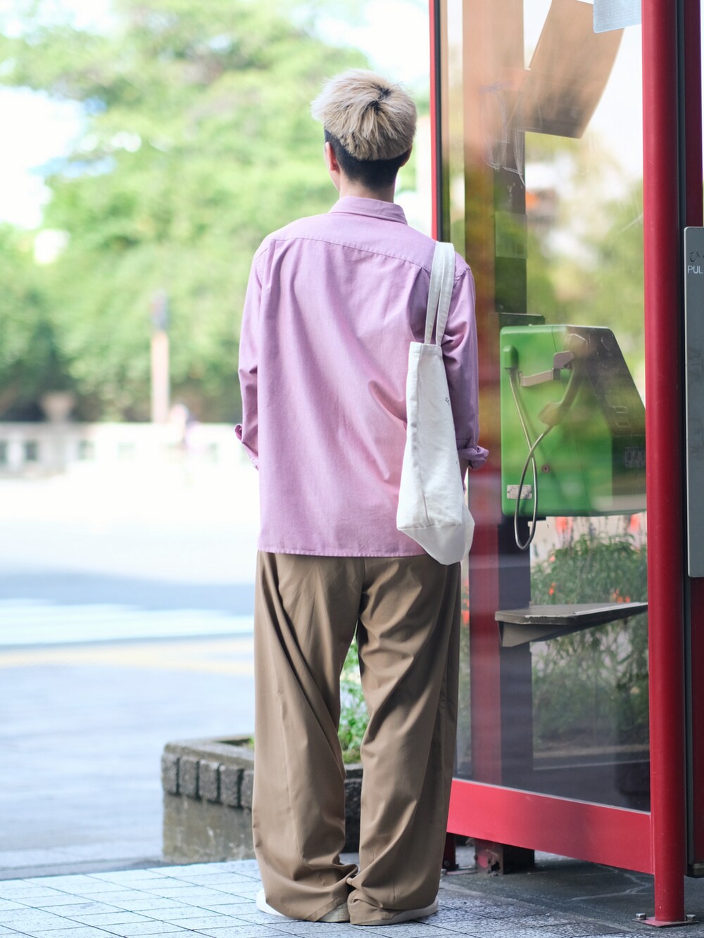 ベージュ系のトートバッグ、ホワイト系のサンダル、レッド系のシャツ/ブラウスを着用したメンズの夏コーディネートの3枚目の写真