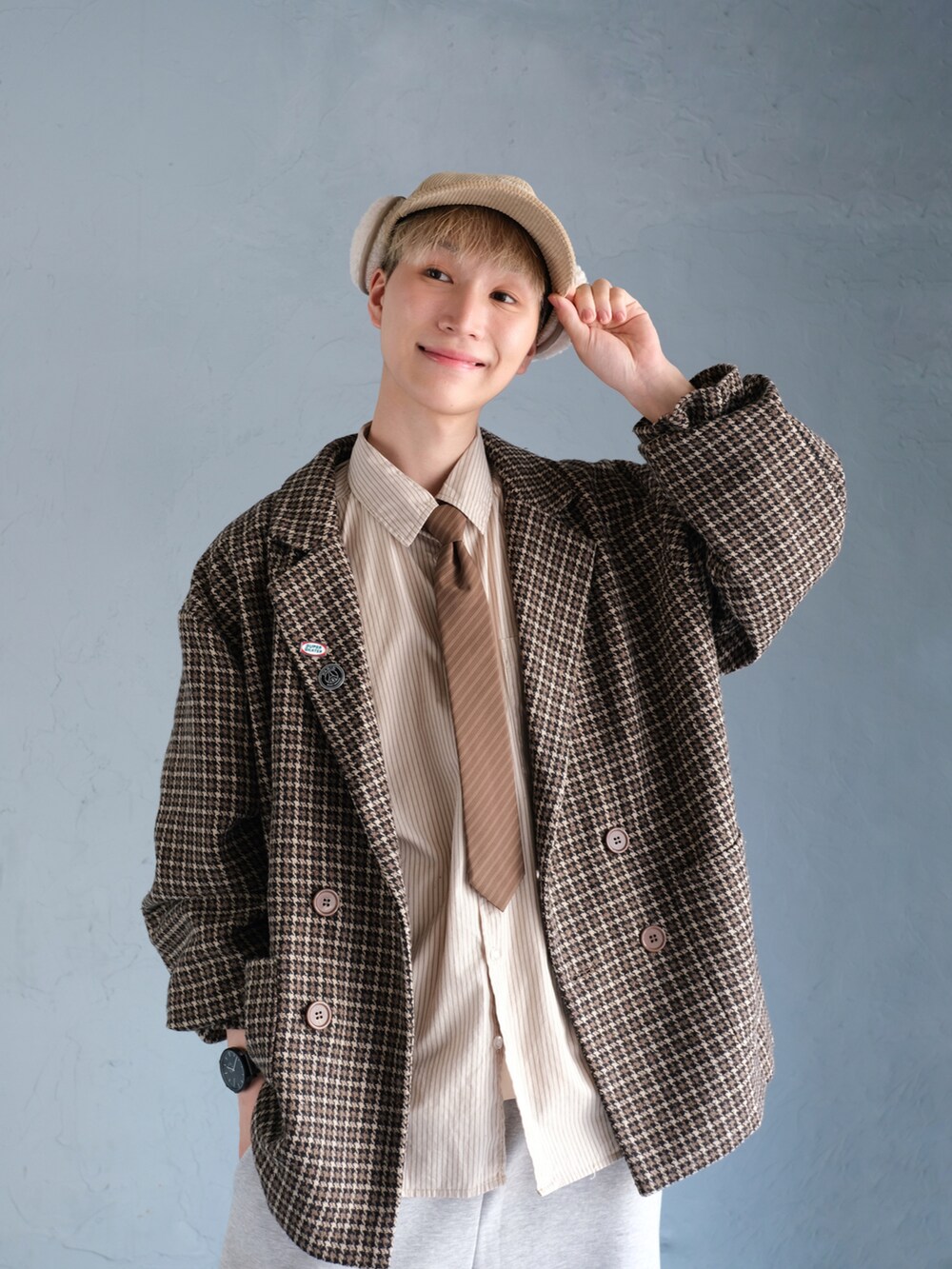 ブラウン系のテーラードジャケット、グレー系のスウェットパンツ、レッド系のスニーカーを着用したメンズの秋コーディネートの3枚目の写真