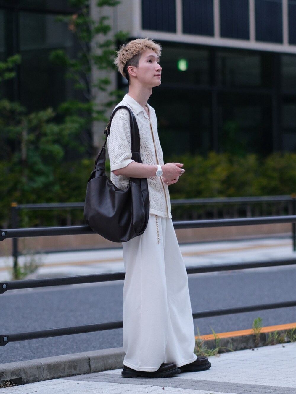 ホワイト系のシャツ/ブラウス、ホワイト系のスウェットパンツ、ブラウン系のショルダーバッグを着用したメンズの夏コーディネートの4枚目の写真